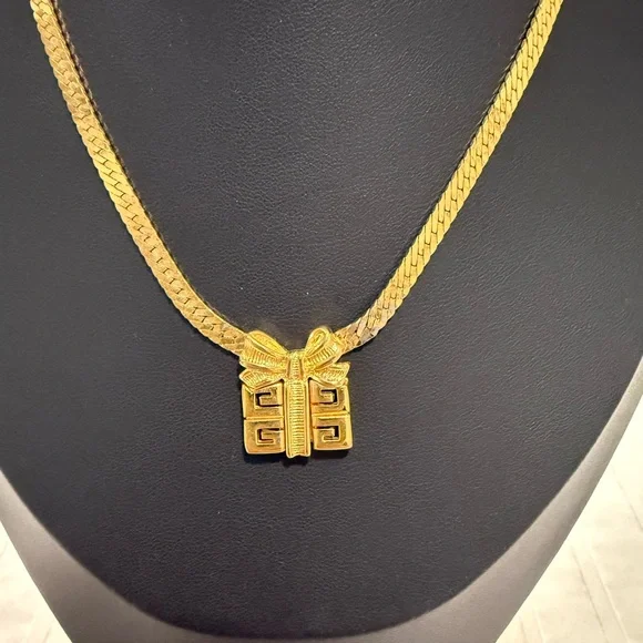 Givenchy Gold Chain Necklace with Iconic Pendant - Picture 4 of 5